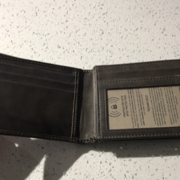 Kenneth Cole Reaction Wallet - Picture 3 of 6